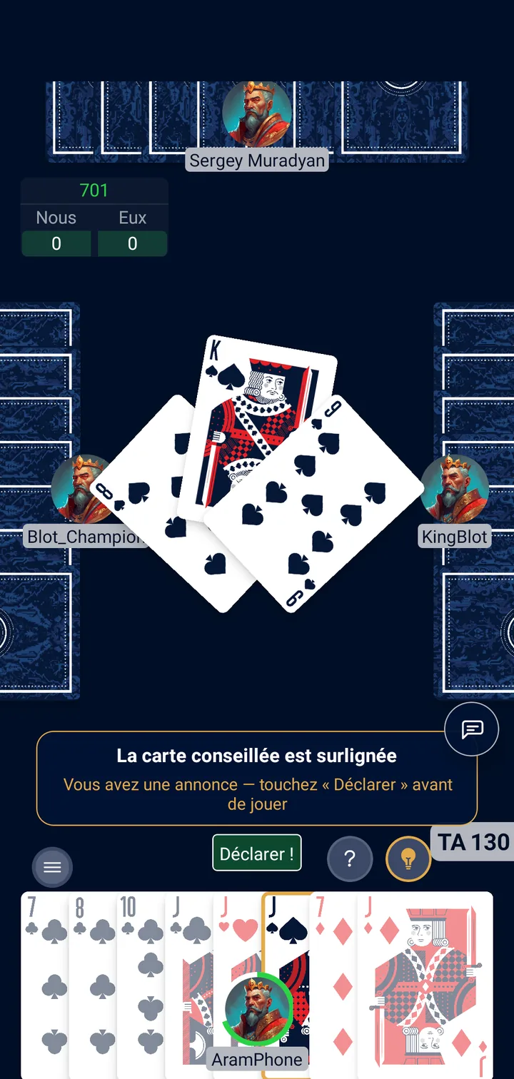 Une partie de coinche à la table Belote Club sur un téléphone, avec la carte conseillée surlignée
